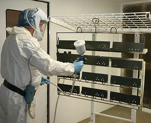 Cabine de pulvérisation de peinture liquide interne pour finitions spéciales
