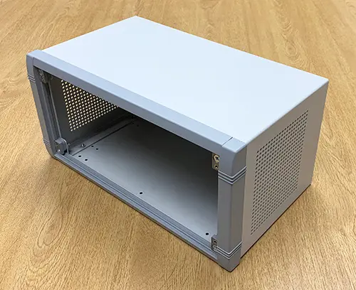 Boitier Unimet de taille spéciale avec ventilation.