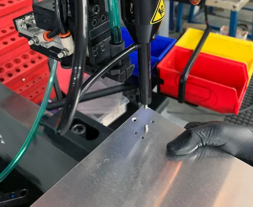 Le panneau est situé avec précision sur la machine et l'insert est automatiquement introduit en position.