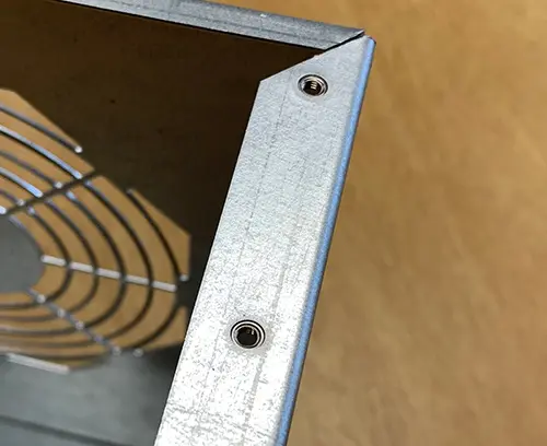 Écrous de fixation M3 (avant) montés sur le panneau.