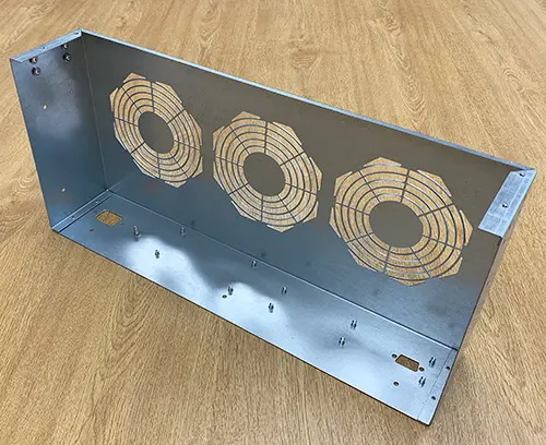 Couvercle supérieur de boitier personnalisé équipé de tous les inserts requis.