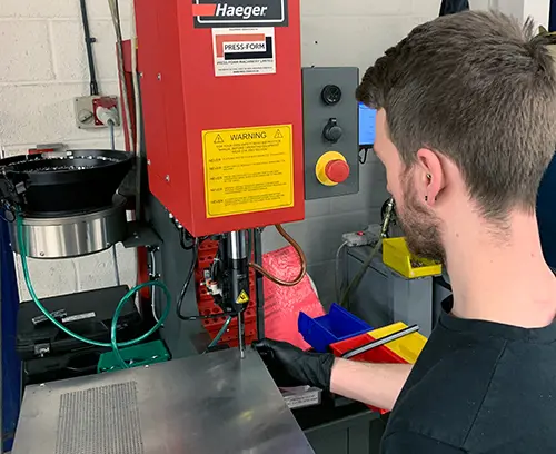 Nos machines d'insertion automatisées modernes assurent un ajustement précis des inserts filetés.