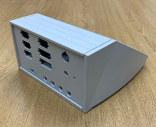 Boitier UNIDESK avec extrusion arrière usinée CNC.