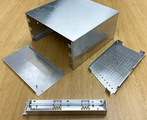 Pièces de boitier en tôle perforées et formées