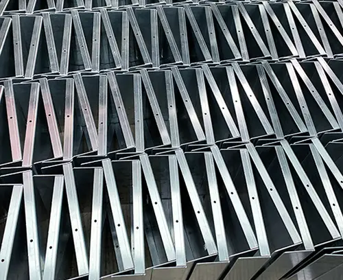 Pièces entièrement perforées et pliées maintenant prêtes à être assemblées et peintes.