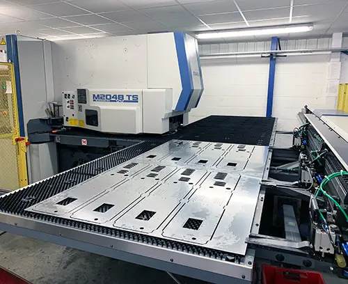 Poinçonnage de plusieurs pièces de boîtiers dans une seule tôle