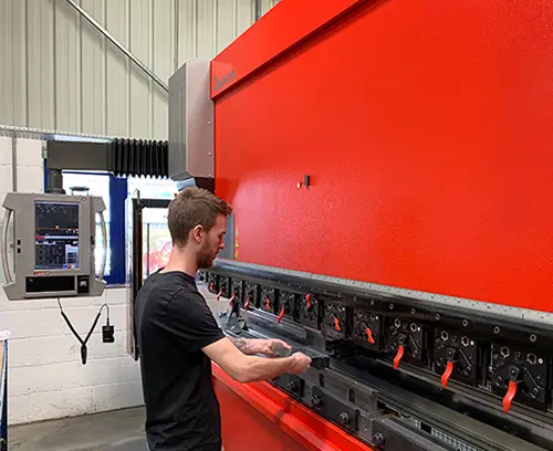 Des presses-plieuses CNC forment les plaques en pièces finies