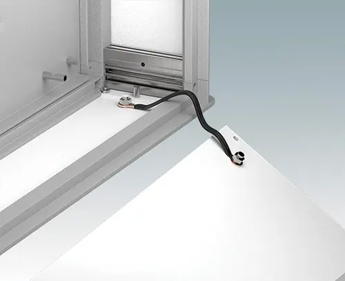 Piliers M4 sur tous les panneaux pour sangles de terre (peut également retenir le panneau avant lorsque le boitier est ouvert)