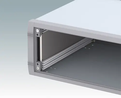 Quatre guide-cartes en polyamide compris